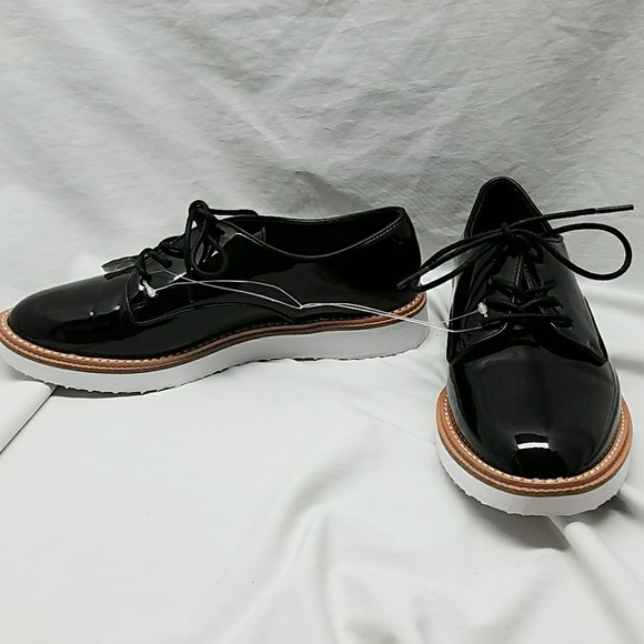 shiny black oxford shoes
